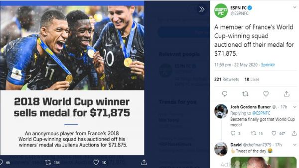 Seorang pemain timnas Prancis melelang medali juara Piala Dunia 2018 (foto: ESPN)