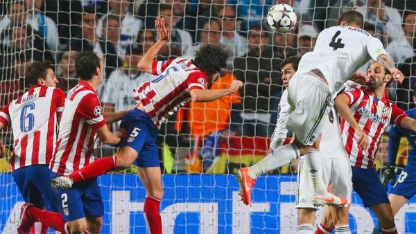 Bek Real Madrid Sergio Ramos (4) menanduk bola untuk menjebol gawang Atletico Madrid pada menit ke-90+3 pada final Liga Champions 2013/2014. (Foto: UEFA)