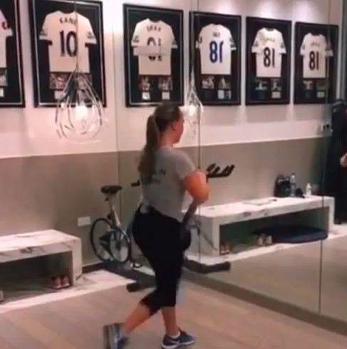 Istri Harry Kane sedang melakukan latihan di gym. (Foto: The Sun)