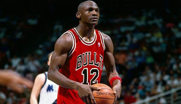 Aksi Michael Jordan saat memperkuat Chicago Bulls (Foto: NBA)