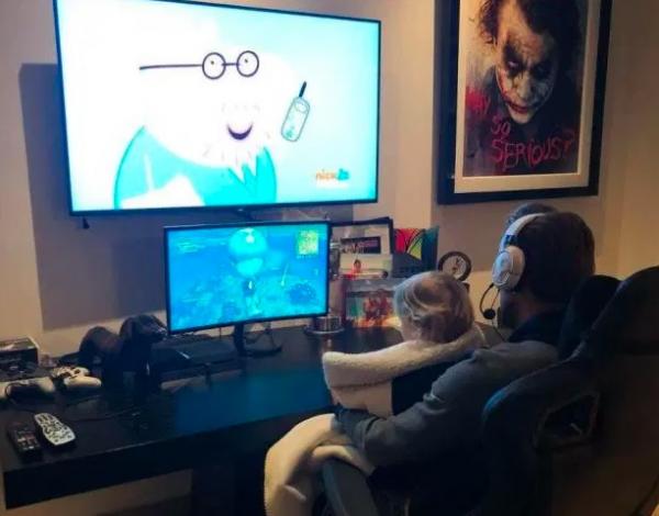 Harry Kane main games di gua kecil di dalam rumahnya. (Foto The Sun)