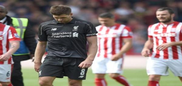 Steven Gerrard tak bisa menutupi kecewa setelah Liverpool kalah 1-6 dari Stoke City pada 2015 (foto: The Guardian)
