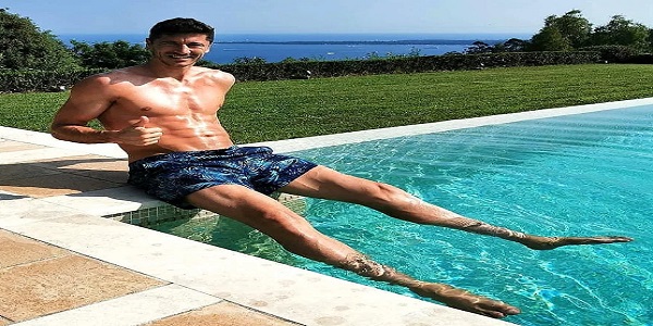 Bentuk tubuh Robert Lewandowski usai bergabung dengan Bayern Munchen (foto: The Sun)