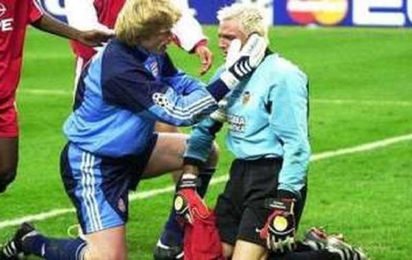 Kiper Bayern Munchen, Oliver Kahn, menghibur kiper Valencia, Santiago Canizares, yang bersedih usai kalah di final Liga Champions (foto: UEFA)