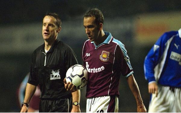 Paolo Di Canio melakukan aksi sportif saat jumpa Everton di Premier League (foto: MSN)