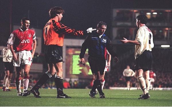 Robbie Fowler menolak keputusan wasit memberikan tendangan penalti karena merasa tidak dilanggar saat jumpa Arsenal (foto: Dailymail)