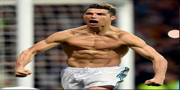 Bentuk tubuh atletis Cristiano Ronaldo (foto: The Sun)