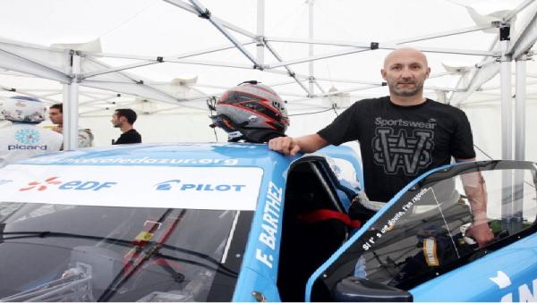 Mantan kiper Manchester United, Fabian Barthez, menjajal balapan Le Mans 24 Hours (foto: IBTimes)