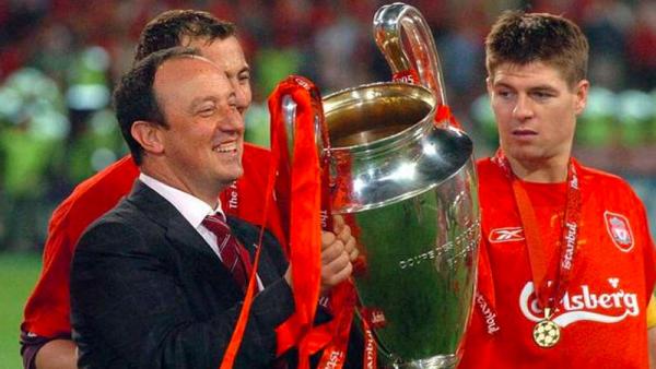 Rafael Benitez (kiri) mengangkat trofi Liga Champions 2004/2005 saat menukangi Liverpool. (Foto: Liverpool Echo)