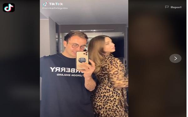Gotze TikTok 1 Mario Gotze membuat video TikTok bersama istrinya Ann-Kathrin Bommel (foto: TikTok)