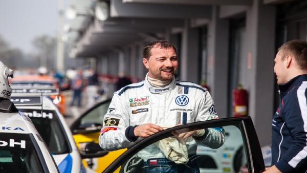 Mantan kiper Liverpool, Jerzy Dudek, beralih jadi pembalap (foto: VWCup)