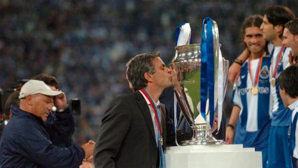 Jose Mourinho mencium trofi Liga Champions saat kampiun bersama FC Porto pada 2004. (Foto: Pinterest)