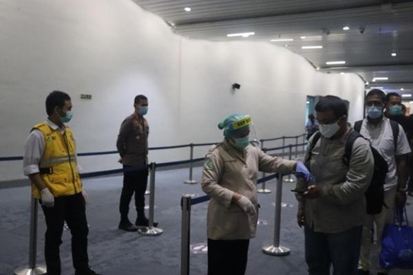 Posko pemeriksaan untuk penumpang tujuan Jabodetabek yang baru tiba di Bandara Soekarno-Hatta, Selasa (26/5/2020). (Foto: ist)