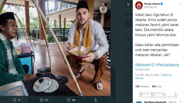 Marco Simic menikmati makanan khas betawi favoritnya yakni kerak telor sambil jongkok (foto: Twitter)