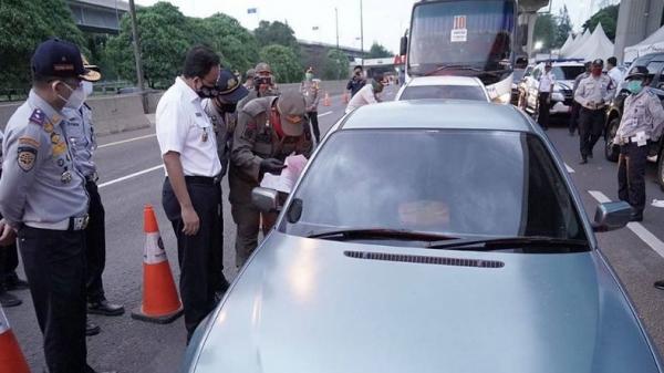 Anies Baswedan IG Gubernur DKI Jakarta Anies Baswedan mengecek langsung pemantauan SIKM di check point Tol Karawang Timur Km 47, Rabu (27/5/2020). (Foto: Instagram).