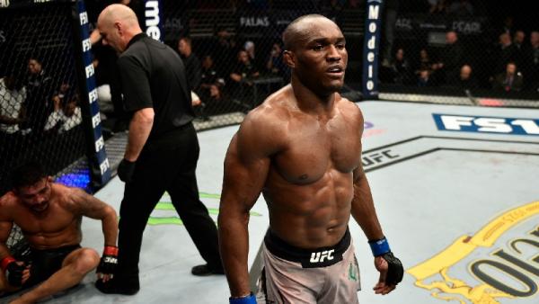 Petarung UFC asal Nigeria, Kamaru Usman, usai merobohkan lawannya di UFC (foto: Sporting News)