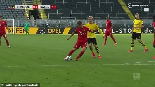 Pemain Bayern Munchen, Joshua Kimmich, melepaskan sepakan cungkil dari depan kotak penalti Borussia Dortmund, Selasa (26/5/2020) kemarin (foto: Twitter)