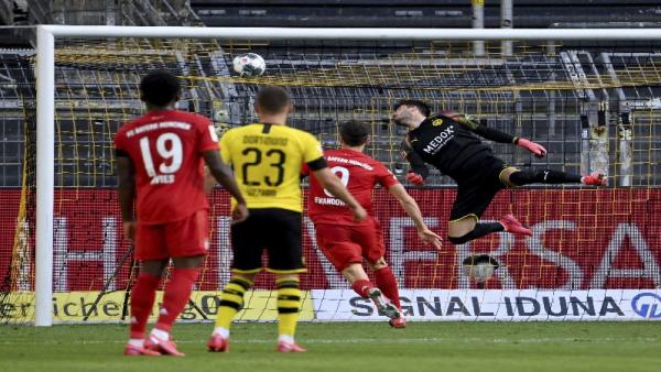 Bola sepakan cungkil Joshua Kimmich tak mampu dijangkau kiper Borussia Dortmund, Roman Burki (foto: BBC)