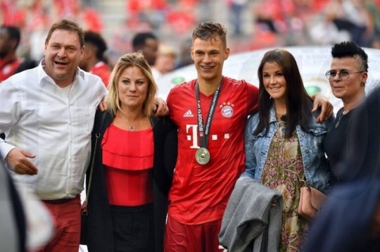 Joshua Kimmich dan kekasihnya, Line Meyer (kanan) saat berfoto bersama keluarga
