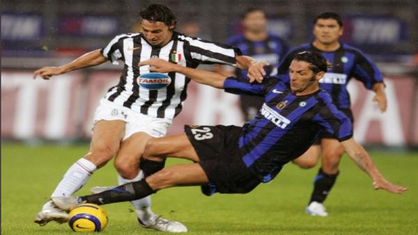 Ibra vs Materazzi 2 Marco Materazzi melancarkan tekel horor ke kaki Zlatan Ibrahimovic (foto: FutbolBible)
