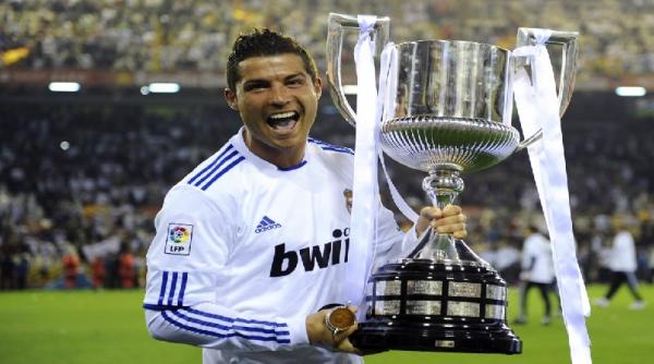 Cristiano Ronaldo meraih gelar Copa Del Rey 2011 bersama Real Madrid setelah di final mengalahkan Barcelona (foto: Twitter)