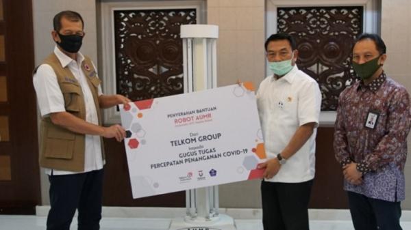 Kepala Staf Kepresidenan Moeldoko menyerahkan donasi robot kepada Ketua Gugus Tugas Covid-19 Doni Monardo di Gedung Bina Graha, Kompleks Istana Kepresidenan RI, Kamis (28/5/2020). (Foto: KSP).