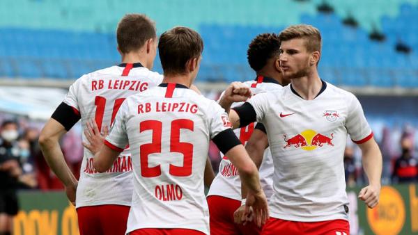 Para pemain RB Leipzig merayakan gol mereka ke gawang Hertha Berlin pada pekan ke-28 Bundesliga di Red Bull Arena, Rabu (27/5/2020) malam WIB. (Foto: AFP)