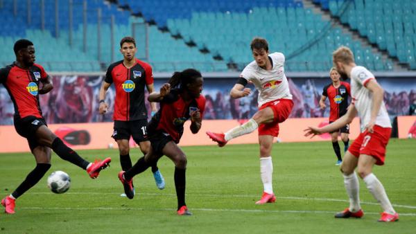 Striker RB Leipzig Patrik Schick (tengah) melepaskan tendangan ke gawang Hertha Berlin pada pekan ke-28 Bundesliga di Red Bull Arena, Rabu (27/5/2020) malam WIB. (Foto: AFP)