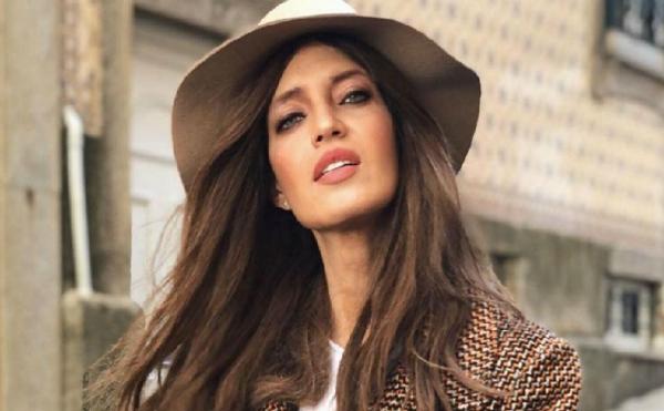 Sara Carbonero dengan rambut panjang pirang (foto: La Vanguardia)