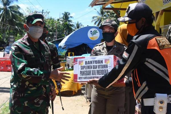 Pangdam XIII Merdeka berikan bantuan buat para petugas perbatasan (Foto : iNews.id/Pendam Merdeka)