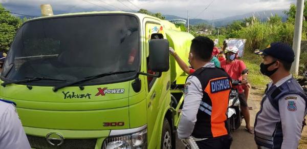 Petugas Memeriksa Penumpang Truk