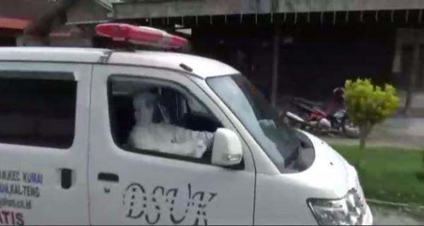 Letda Soleh Rio Letda Laut P Soleh Rio mengemudikan mobil ambulans jemput warga untuk tes swab. (Foto tangkapan layar video Antara)