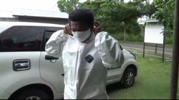 Soleh Rio Letda Laut (P) Soleh Rio memakai masker sebelum mengemudi mobil ambulans. (Foto tangakapan layar video Antara)