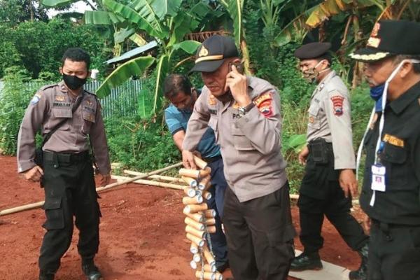 31 Petasan Petugas Polsek Pekalongan Selatan mengamankan petasan yang belum sempat disulut warga dalam perayaan Syawalan, Minggu (31/5/2020). (Foto: iNews/Suryono Sukarno)