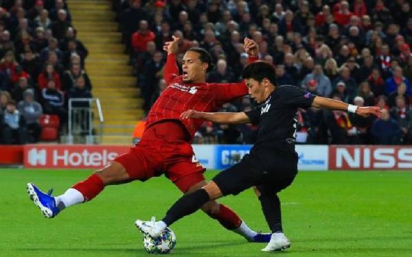 Hwang Hee Chan mengecoh Virgil van Dijk sebelum mencetak gol ke gawang Liverpool di fase grup Liga Champions 2019/2020 (foro: iSport)