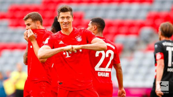 Striker Bayern Munchen Robert Lewandowski (tengah) merayakan golnya ke gawang Fortuna Dusseldorf pada pekan ke-29 Bundesliga di Allianz Arena, Sabtu (30/5/2020) malam WIB. (Foto: Bundesliga)