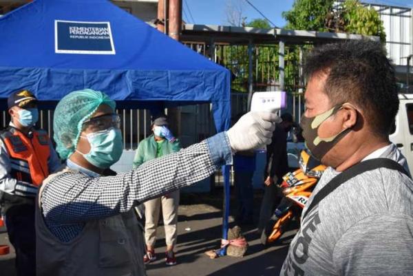 Pos Kesehatan untuk periksa pengujung dan pedagang Pos Kesehatan untuk periksa pengujung dan pedagang di Pasar Pinasungkulan (Foto : iNews.id/Humas Pemkot)