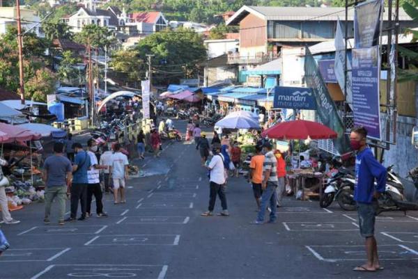 Suasana Pasar Pinasungkulan Suasana Pasar Pinasungkulan Karombasan yang dilakukan Protap Kesehatan