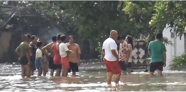 Banjir Denpasar2 Banjir menggenangi pemukiman warga di Denpasar Bali, Senin (1/6/2020) pagi. (iNews.id/Aris Wiyanto