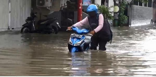 Banjir di Denpasar Banjir di Denpasar akibat luapan Sungai Badung, Senin (1/6/2020). (Foto: iNews.id/Aris Wiyanto)