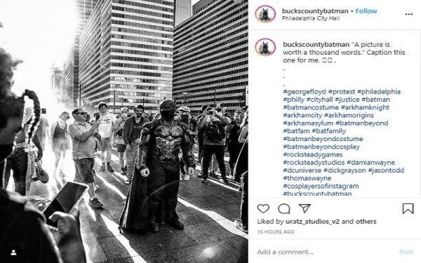 Cosplay Batman di tengah demonstrasi antirasial di Philadelphia (foto: Instagram)