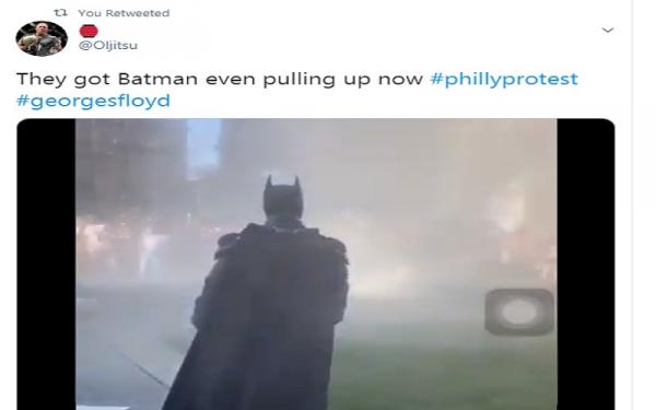 Batman hadir di tengah aksi demonstrasi antirasial di depan Philadelphia City Hall, Minggu (31/5/2020) kemarin (foto: Twitter)