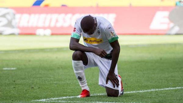 Pemain Borussia Monchengladbach Marcus Thuram melakukan selebrasi gol sebagai penghormatan kepada George Floyd. (Foto: Mirror)