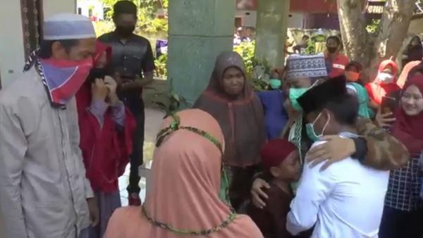 pasien sembuh dari corona di polewali mandar Nasrullah yang baru sembuh dari Covid-19 diarak ratusan warga Dusun Bajoe, Desa Rea, Kecamatam Binuang, Kabupaten Polewali Mandar, Sultra, Senin (1/6/2020). (Foto: iNews/Huzair Zainal)