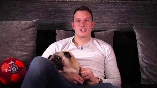 Phil Jones dan anjing Bek Manchester United, Phil Jones, berfoto bersama anjing peliharaannya (foto: The Sun)