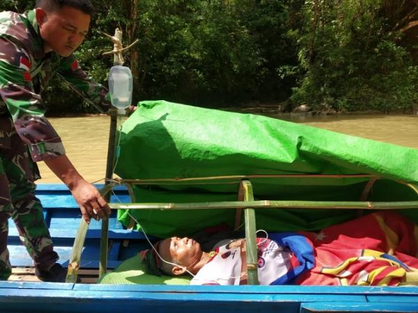 Satgas Yonif 641 evakuasi lansia stroke Entikong Satgas Yonif 641 mengevakuasi lansia stroke di Entikong dengan menyusuri Sungai Sekayam selama 6 jam. (Foto: Dispenad)