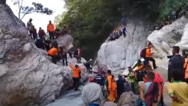 Tim SAR mengevakuasi jasad Rosaline yang tewas di dasar jurang. (Foto: iNews/Sefnat Besie)
