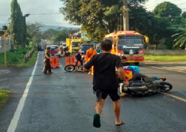 2 Motor Jatuh Sejumlah pengendara motor terjatuh akibat terpeleset ceceran oli di Jalan Raya Paguyangan Brebes. (Foto: istimewa)