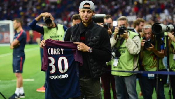 Curry PSG Pebasket Stephen Curry menunjukkan jersey PSG yang didapatnya. (Foto: TV5Monde)