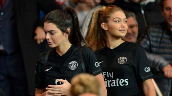 Dua top model Kendall Jenner dan Gigi Hadid menyaksikan PSG melawan Olympique Marseille pada Ligue 1 di Parc des Princes, Oktober 2015. (Foto: Pinterest)